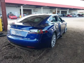2017 Tesla Model S 100D z VIN 5YJSA1E21HF190815, wystawiony jako IAAI lot #42422004 z przebiegiem 99 938 mil mil oraz . Historia ofert i sprzedaży dostępna na DreamBid. Obrazek 4.