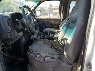 2005 Chevrolet Express Cargo z VIN 1GCFG15X751112877, wystawiony jako Copart lot #77494014 z przebiegiem 349 555 mil mil oraz Czysty tytuł • Clean title. Historia ofert i sprzedaży dostępna na DreamBid. Obrazek 7.