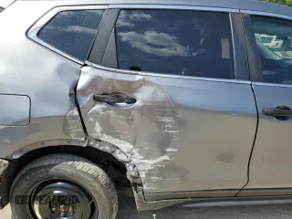 2017 Nissan Rogue SV z VIN KNMAT2MV0HP613929, wystawiony jako Copart lot #61374035 z przebiegiem 127 530 mil mil oraz Szkoda całkowita • Salvage title. Historia ofert i sprzedaży dostępna na DreamBid. Obrazek 10.