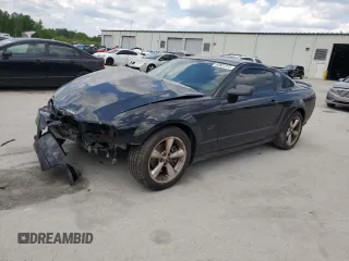 2006 Ford Mustang GT Deluxe z VIN 1ZVFT82H865246287, wystawiony jako Copart lot #52681375 z przebiegiem 206 031 mil mil oraz Szkoda całkowita • Salvage title. Historia ofert i sprzedaży dostępna na DreamBid. Obrazek 1.