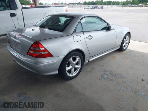 2001 Mercedes-Benz SLK 230/320 z VIN WDBKK65F91F207521, wystawiony jako IAAI lot #42293937 z przebiegiem 30 919 mil mil oraz . Historia ofert i sprzedaży dostępna na DreamBid. Obrazek 4.