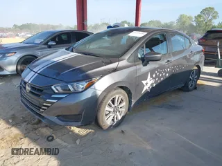 2024 Nissan Versa SV z VIN 3N1CN8EV1RL877648, wystawiony jako IAAI lot #42211446 z przebiegiem 13 477 mil mil oraz . Historia ofert i sprzedaży dostępna na DreamBid. Obrazek 2.