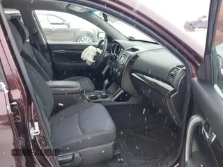 2011 Kia Sorento LX with VIN 5XYKTCA18BG102281, listed as a IAAI auction lot 41613420 with 115,916 mi miles. Bid and sale history available at carsss.com. Image 5.