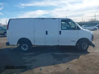 2002 Chevrolet City Express Cargo z VIN 1GCEG15W621214878, wystawiony jako IAAI lot #41421628 z przebiegiem 317 487 mil mil oraz . Historia ofert i sprzedaży dostępna na DreamBid. Obrazek 13.