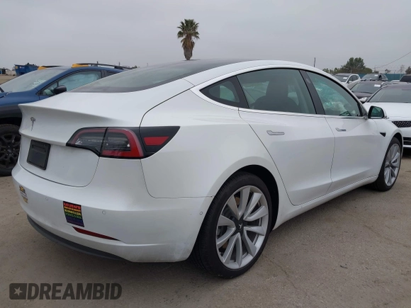 2020 Tesla Model 3 Standard Range Plus z VIN 5YJ3E1EAXLF806438, wystawiony jako IAAI lot #42104964 z przebiegiem 89 065 mil mil oraz . Historia ofert i sprzedaży dostępna na DreamBid. Obrazek 4.