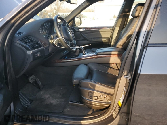 2013 BMW X5 xDrive35i z VIN 5UXZV4C54D0B06711, wystawiony jako Copart lot #48958535 z przebiegiem 201 650 mil mil oraz Czysty tytuł • Clean title. Historia ofert i sprzedaży dostępna na DreamBid. Obrazek 7.
