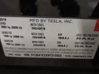 2019 Tesla Model S 75D z VIN 5YJSA1E2XKF313955, wystawiony jako IAAI lot #41658345 z przebiegiem 57 085 mil mil oraz . Historia ofert i sprzedaży dostępna na DreamBid. Obrazek 9.