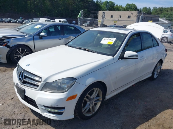 2014 Mercedes-Benz C 300 Sport z VIN WDDGF8AB0EA949700, wystawiony jako IAAI lot #42384242 z przebiegiem 136 445 mil mil oraz . Historia ofert i sprzedaży dostępna na DreamBid. Obrazek 2.
