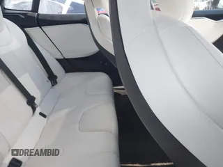 2017 Tesla Model S 100D z VIN 5YJSA1E45HF198921, wystawiony jako IAAI lot #42378026 z przebiegiem 104 967 mil mil oraz . Historia ofert i sprzedaży dostępna na DreamBid. Obrazek 8.