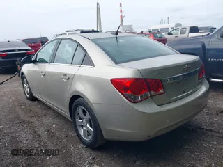 2014 Chevrolet Cruze 1LT z VIN 1G1PC5SB5E7475460, wystawiony jako IAAI lot #42796430 z przebiegiem 173 408 mil mil oraz . Historia ofert i sprzedaży dostępna na DreamBid. Obrazek 3.