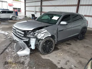 2023 Volkswagen Atlas SE z VIN 1V2HE2CA0PC222291, wystawiony jako IAAI lot #42431536 z przebiegiem 23 114 mil mil oraz . Historia ofert i sprzedaży dostępna na DreamBid. Obrazek 2.