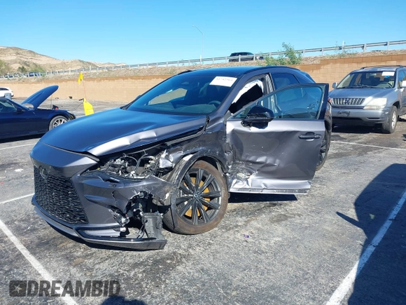 2023 Lexus RX 500h F Sport Performance z VIN 2T2BCMEA7PC007404, wystawiony jako IAAI lot #41742364 z przebiegiem 9 667 mil mil oraz . Historia ofert i sprzedaży dostępna na DreamBid. Obrazek 17.
