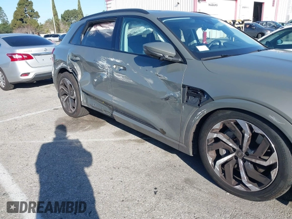 2024 Audi Q8 e-tron z VIN WA15ABGE8RB055999, wystawiony jako IAAI lot #41759410 z przebiegiem 8 972 mil mil oraz . Historia ofert i sprzedaży dostępna na DreamBid. Obrazek 6.