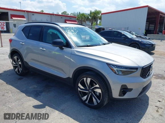 2024 Volvo XC40 Plus Dark Theme с VIN YV4L12ULXR2293107, выставлен на аукционе IAAI как лот 42283292 с пробегом 10 917 миль миль и . История ставок и продаж доступна на DreamBid. Изображение 1.