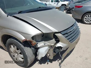 2005 Chrysler Town & Country Touring z VIN 2C4GP54L45R123762, wystawiony jako IAAI lot #42235745 z przebiegiem 217 713 mil mil oraz . Historia ofert i sprzedaży dostępna na DreamBid. Obrazek 6.