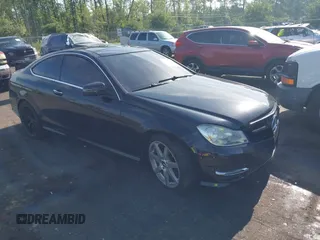 2013 Mercedes-Benz C 250 z VIN WDDGJ4HB1DF990996, wystawiony jako IAAI lot #42364935 z przebiegiem 108 916 mil mil oraz . Historia ofert i sprzedaży dostępna na DreamBid. Obrazek 1.