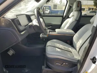 2024 Rivian R1S Adventure z VIN 7PDSGABA1RN030813, wystawiony jako Copart lot #47614385 z przebiegiem 16 946 mil mil oraz Szkody całkowita. Historia ofert i sprzedaży dostępna na DreamBid. Obrazek 7.