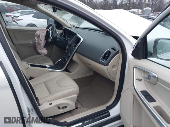 2015 Volvo XC60 T5 Drive-E Premier Plus with VIN YV440MDC9F2562227, listed as a IAAI auction lot 41113295 with 78,976 mi miles. Bid and sale history available at carsss.com. Image 5.