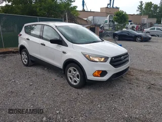 2018 Ford Escape S z VIN 1FMCU0F79JUB46232, wystawiony jako IAAI lot #42434765 z przebiegiem 40 327 mil mil oraz . Historia ofert i sprzedaży dostępna na DreamBid. Obrazek 1.