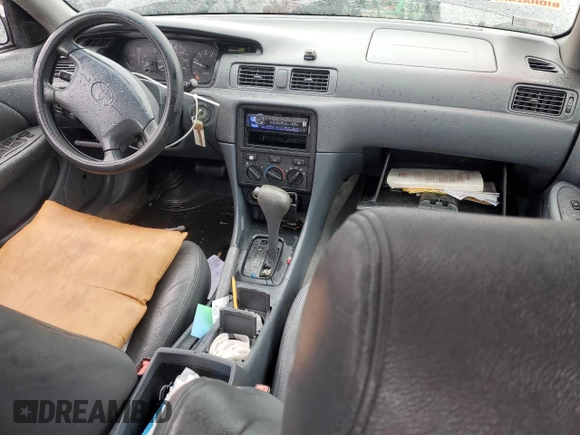 2000 Toyota Camry CE z VIN JT2BG22K7Y0479410, wystawiony jako Copart lot #57871825 z przebiegiem 222 941 mil mil oraz Czysty tytuł • Clean title. Historia ofert i sprzedaży dostępna na DreamBid. Obrazek 8.