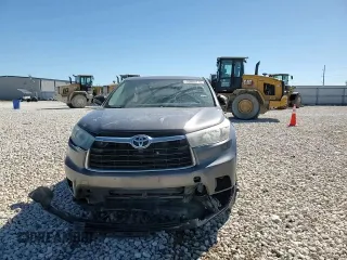 2015 Toyota Highlander LE Plus z VIN 5TDZKRFH4FS051610, wystawiony jako Copart lot #53880115 z przebiegiem 138 014 mil mil oraz Szkoda całkowita • Salvage title. Historia ofert i sprzedaży dostępna na DreamBid. Obrazek 14.