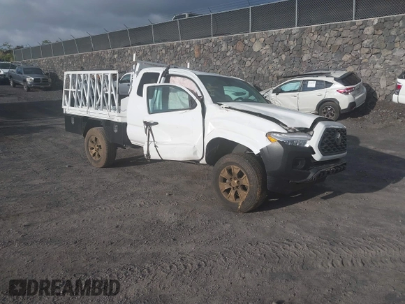 2022 Toyota Tacoma SR z VIN 3TYRX5GN5NT055800, wystawiony jako IAAI lot #42109011 z przebiegiem 30 236 mil mil oraz . Historia ofert i sprzedaży dostępna na DreamBid. Obrazek 1.