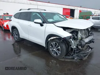 2022 Toyota Highlander XLE with VIN 5TDHZRBH5NS579409, listed as a IAAI auction lot 41792816 with 32,319 mi miles and . Bid and sale history available at DreamBid. Image 1.