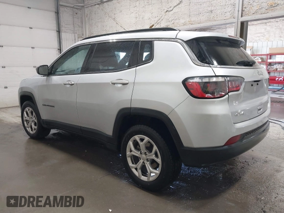 2024 Jeep Compass Latitude z VIN 3C4NJDBN5RT116961, wystawiony jako IAAI lot #42661118 z przebiegiem 24 175 mil mil oraz . Historia ofert i sprzedaży dostępna na DreamBid. Obrazek 3.