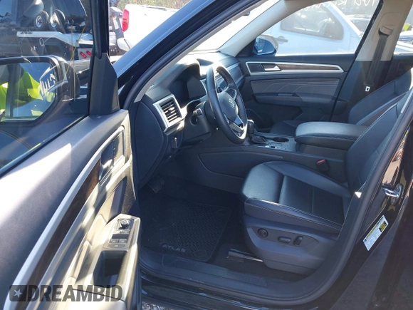 2022 Volkswagen Atlas SE with VIN 1V2DP2CA4NC532255, listed as a IAAI auction lot 41596701 with 33,352 mi miles and . Bid and sale history available at DreamBid. Image 5.