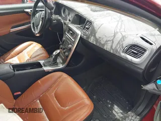 2013 Volvo S60 T6 R-Design Platinum z VIN YV1902FH1D2176480, wystawiony jako IAAI lot #42329476 z przebiegiem 142 808 mil mil oraz . Historia ofert i sprzedaży dostępna na DreamBid. Obrazek 5.
