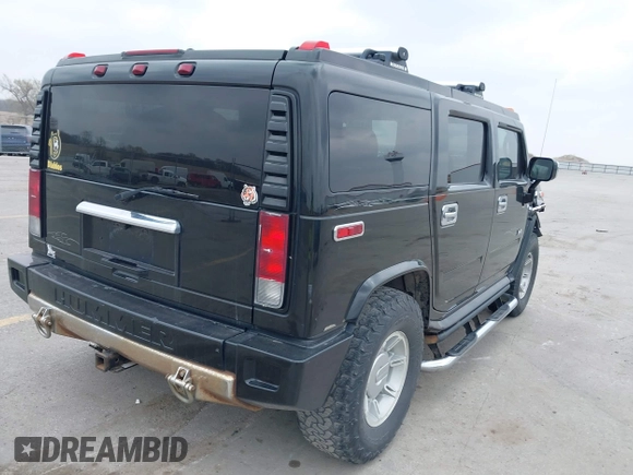 2005 Hummer H2 SUV z VIN 5GRGN23UX5H106375, wystawiony jako IAAI lot #41997745 z przebiegiem 152 827 mil mil oraz . Historia ofert i sprzedaży dostępna na DreamBid. Obrazek 4.