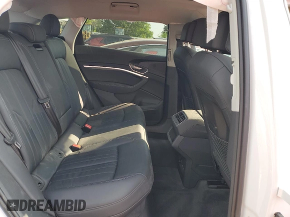 2024 Audi Q8 e-tron Premium z VIN WA14AAGE2RB015813, wystawiony jako Copart lot #61265424 z przebiegiem 1 315 mil mil oraz Szkoda całkowita • Salvage title. Historia ofert i sprzedaży dostępna na DreamBid. Obrazek 11.