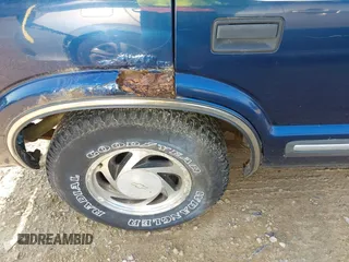 2000 Chevrolet Blazer LT z VIN 1GNDT13W2Y2145868, wystawiony jako IAAI lot #42445473 z przebiegiem 134 019 mil mil oraz . Historia ofert i sprzedaży dostępna na DreamBid. Obrazek 6.