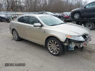 2010 Lincoln MKS z VIN 1LNHL9DR0AG607074, wystawiony jako IAAI lot #41900627 z przebiegiem 118 882 mil mil oraz . Historia ofert i sprzedaży dostępna na DreamBid. Obrazek 1.