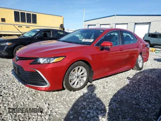 2024 Toyota Camry LE z VIN 4T1R11AK9RU225822, wystawiony jako Copart lot #53912655 z przebiegiem 11 088 mil mil oraz Szkody całkowita. Historia ofert i sprzedaży dostępna na DreamBid. Obrazek 1.