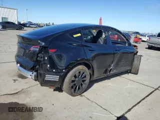 2025 Tesla Model Y Long Range with VIN 7SAYGDEDXSF239628, listed as a Copart auction lot 45468295 with 6,068 mi miles and Salvage Title. Bid and sale history available at DreamBid. Image 3.