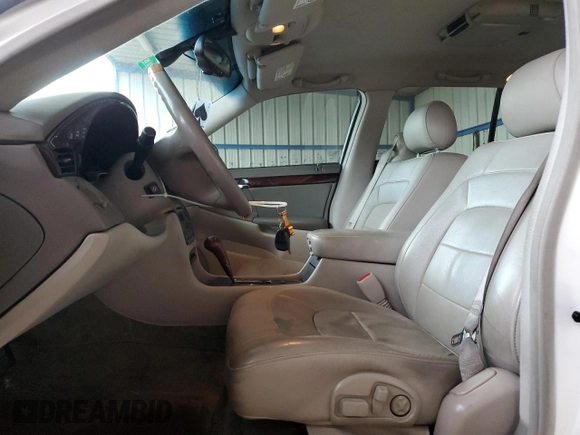 2004 Cadillac DeVille DTS z VIN 1G6KF57944U122824, wystawiony jako Copart lot #86147994 z przebiegiem 118 156 mil mil oraz Szkody całkowita. Historia ofert i sprzedaży dostępna na DreamBid. Obrazek 7.