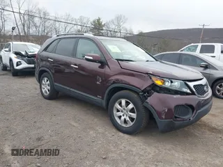2012 Kia Sorento LX z VIN 5XYKTDA27CG288847, wystawiony jako IAAI lot #41889722 z przebiegiem 183 337 mil mil oraz . Historia ofert i sprzedaży dostępna na DreamBid. Obrazek 1.