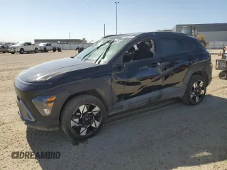 2024 Hyundai Kona SEL z VIN KM8HBCAB8RU122492, wystawiony jako Copart lot #56062365 z przebiegiem 14 930 mil mil oraz Czysty tytuł • Clean title. Historia ofert i sprzedaży dostępna na DreamBid. Obrazek 1.