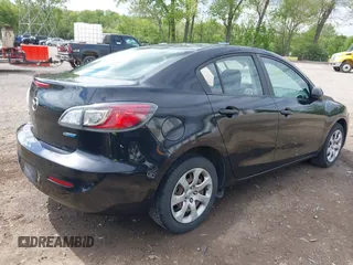 2013 Mazda 3 i Sport z VIN JM1BL1U78D1751103, wystawiony jako IAAI lot #42186790 z przebiegiem 145 169 mil mil oraz . Historia ofert i sprzedaży dostępna na DreamBid. Obrazek 4.