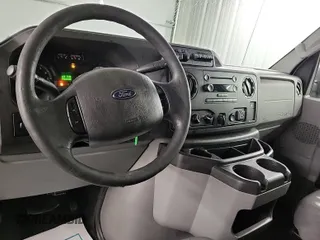 2014 Ford Econoline Passenger XL z VIN 1FBSS3BL0EDB20719, wystawiony jako IAAI lot #42388837 z przebiegiem 114 010 mil mil oraz . Historia ofert i sprzedaży dostępna na DreamBid. Obrazek 1.