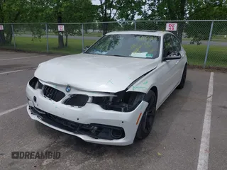 2017 BMW 3 Series 330i z VIN WBA8B9C55HK675705, wystawiony jako IAAI lot #42337191 z przebiegiem 110 054 mil mil oraz . Historia ofert i sprzedaży dostępna na DreamBid. Obrazek 2.