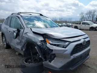 2023 Toyota RAV4 XLE Premium z VIN 2T3A1RFV1PC357297, wystawiony jako IAAI lot #42056638 z przebiegiem 22 414 mil mil oraz . Historia ofert i sprzedaży dostępna na DreamBid. Obrazek 1.