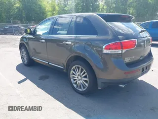 2011 Lincoln MKX z VIN 2LMDJ8JK4BBJ08331, wystawiony jako IAAI lot #42409884 z przebiegiem 214 304 mil mil oraz . Historia ofert i sprzedaży dostępna na DreamBid. Obrazek 3.
