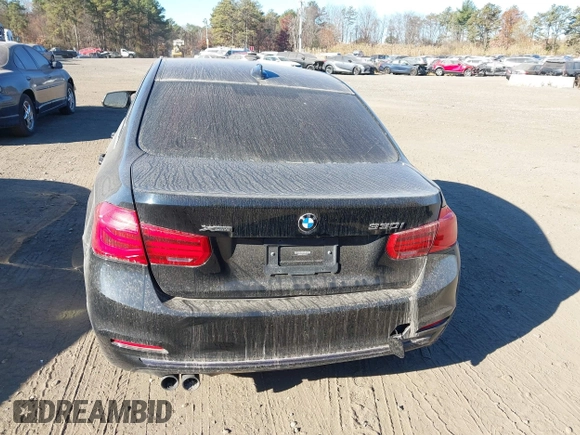 2018 BMW 3 Series 330i xDrive z VIN WBA8D9C51JEM33122, wystawiony jako IAAI lot #40811372 z przebiegiem 48 461 mil mil oraz . Historia ofert i sprzedaży dostępna na DreamBid. Obrazek 16.