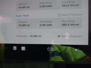 2024 Tesla Model Y Long Range z VIN 7SAYGDEE2RA233855, wystawiony jako IAAI lot #42148956 z przebiegiem 14 385 mil mil oraz . Historia ofert i sprzedaży dostępna na DreamBid. Obrazek 7.