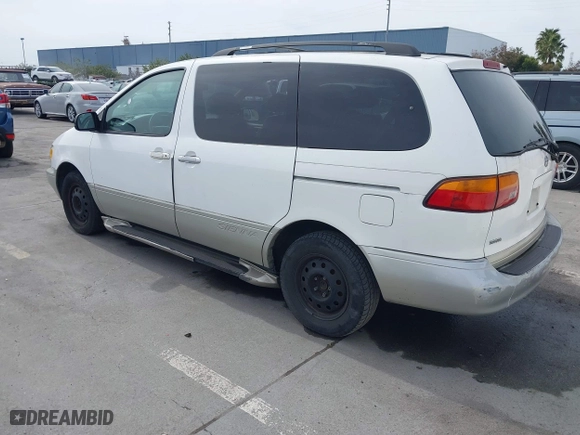 1998 Toyota Sienna LE with VIN 4T3ZF13C9WU088651, listed as a IAAI auction lot 41820184 with 172,808 mi miles. Bid and sale history available at carsss.com. Image 3.