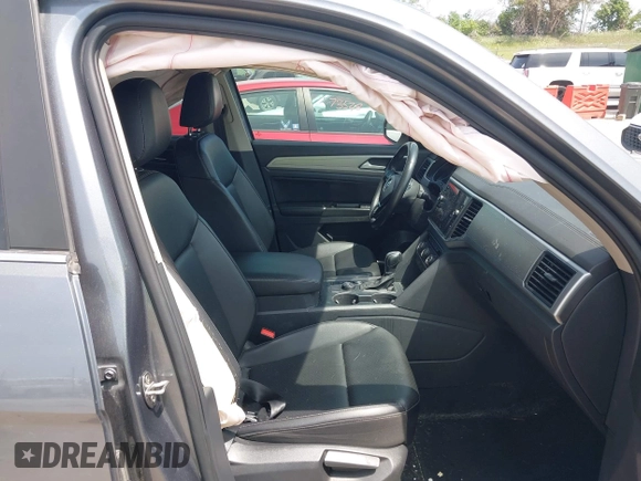 2018 Volkswagen Atlas SE with VIN 1V2KR2CA2JC585922, listed as a IAAI auction lot 42488658 with 105,878 mi miles and . Bid and sale history available at DreamBid. Image 5.
