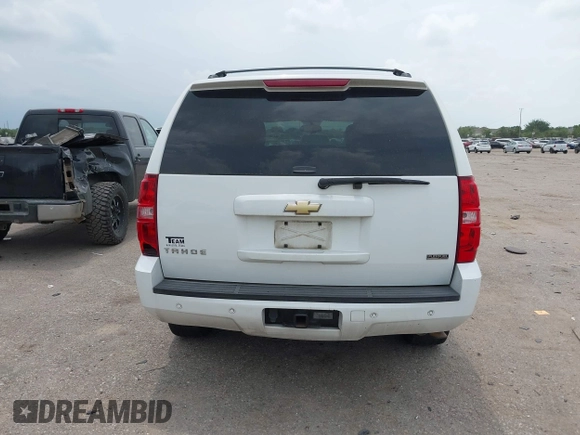 2011 Chevrolet Tahoe LT z VIN 1GNSCBE07BR243556, wystawiony jako IAAI lot #42306995 z przebiegiem Nie podano mil oraz . Historia ofert i sprzedaży dostępna na DreamBid. Obrazek 15.