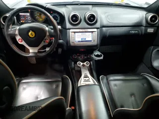 2010 Ferrari California z VIN ZFF65LJA9A0172003, wystawiony jako Copart lot #55601145 z przebiegiem 11 247 mil mil oraz Tytuł czysty. Historia ofert i sprzedaży dostępna na DreamBid. Obrazek 8.